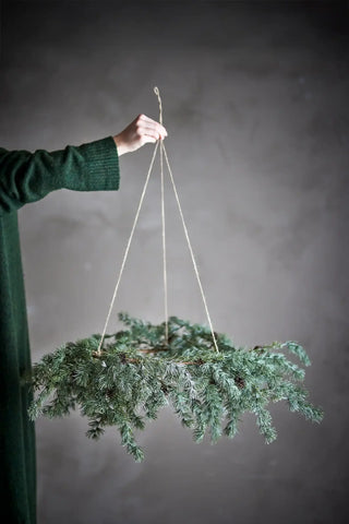 Krans groen Cedar 70cm van Bloomingville, toegepast in een sfeervolle interieursetting