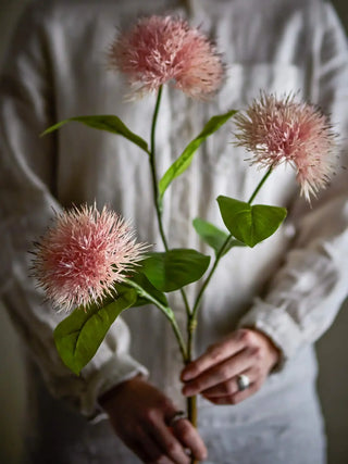 Kunstbloem chrysant roze 100cm van Bloomingville, toegepast in een sfeervolle interieursetting