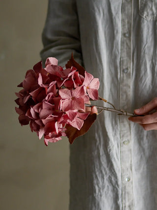 Kunstbloem hortensia roze 65 cm van Bloomingville, toegepast in een sfeervolle interieursetting