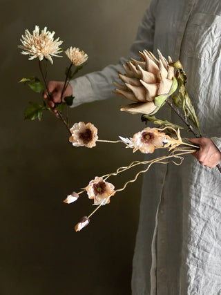 Kunstbloem klaproos naturel 104cm van Bloomingville, toegepast in een sfeervolle interieursetting