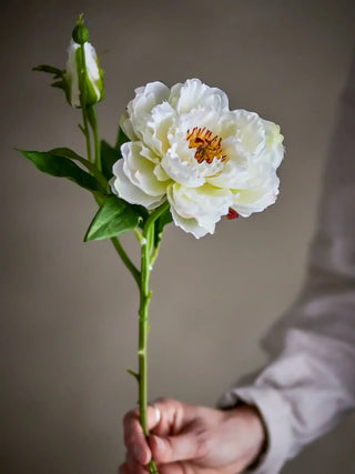 Kunstbloem pioenroos wit 62cm van Bloomingville, toegepast in een sfeervolle interieursetting