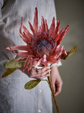 Kunstbloem roze protea van Bloomingville, toegepast in een sfeervolle interieursetting