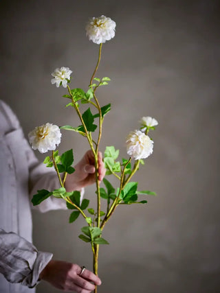 Kunstbloem tak polyester wit chrysant van Bloomingville, toegepast in een sfeervolle interieursetting
