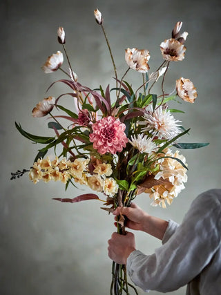 Kunstboeket naturel Hazy van Bloomingville, toegepast in een sfeervolle interieursetting