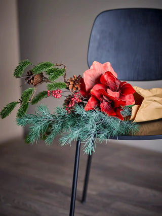 Kunstboeket rood Rubia 105cm van Bloomingville, in een gestileerde detailopstelling