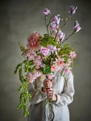 Kunstboeket roze Breeze van Bloomingville, toegepast in een sfeervolle interieursetting