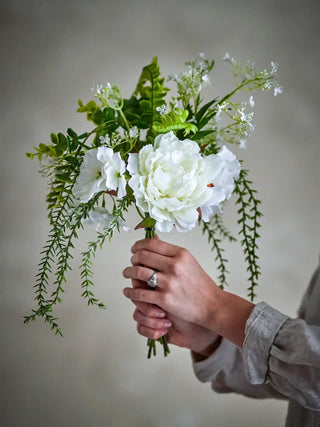 Kunstboeket wit lustre van Bloomingville, toegepast in een sfeervolle interieursetting