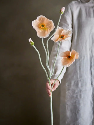 Kunsttak beige klaproos 110cm van Bloomingville, in een gestileerde detailopstelling