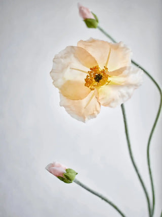 Kunsttak beige klaproos 110cm van Bloomingville, in een gestileerde productopstelling