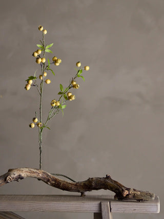 Kunsttak bloesem geel Hawthorn 84 cm van Bloomingville, toegepast in een sfeervolle interieursetting