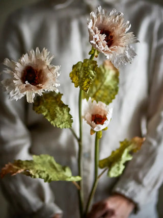 Kunsttak Chrysanten wit 96cm van Bloomingville, toegepast in een sfeervolle interieursetting