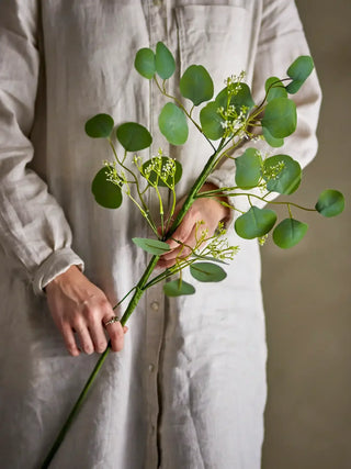 Kunsttak groen eucalyptus 82cm van Bloomingville, toegepast in een sfeervolle interieursetting