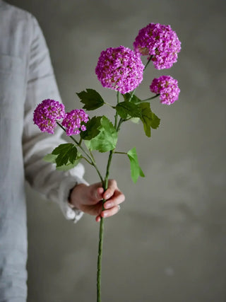 Kunsttak paars Snowball van Bloomingville, toegepast in een sfeervolle interieursetting