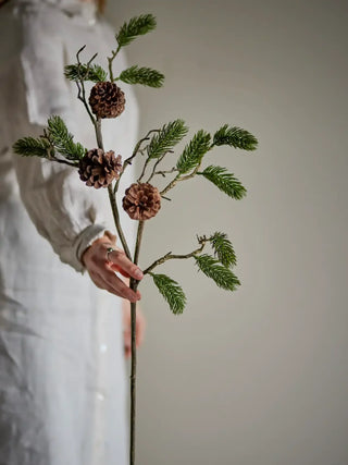 Kunsttak pine groen 73cm van Bloomingville, toegepast in een sfeervolle interieursetting