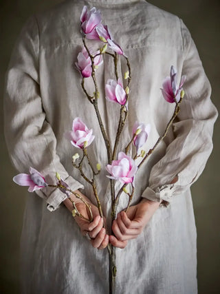 Kunsttak roze magnolia 125cm van Bloomingville, toegepast in een sfeervolle interieursetting