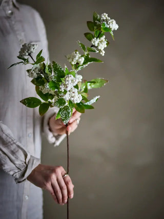 Kunsttak wit Snowberry van Bloomingville, toegepast in een sfeervolle interieursetting