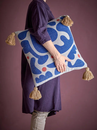 Kussen gerecycled katoen blauw Eviaya 45x45cm van Bloomingville, aan de achterzijde met stof en afwerking zichtbaar