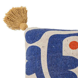 Kussen gerecycled katoen blauw Eviaya 45x45cm van Bloomingville, van opzij met vorm en constructie zichtbaar