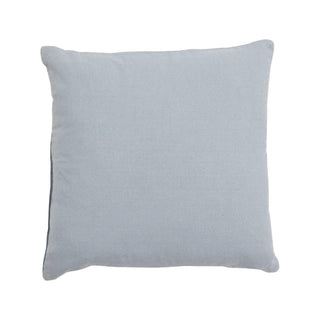 Kussen katoen blauw Aban 45x45cm van Bloomingville, van dichtbij met patroon en stofstructuur zichtbaar