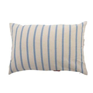 Kussen katoen blauw Bowie 40x60cm van Bloomingville, van opzij met vorm en afwerking zichtbaar