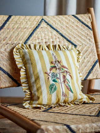 Kussen katoen geel Camila 35x35cm van Bloomingville, aan de achterzijde met stof en afwerking zichtbaar