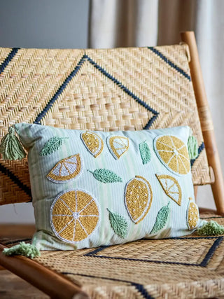 Kussen katoen geel Lemon 35x50cm van Bloomingville, aan de achterzijde met stof en afwerking zichtbaar