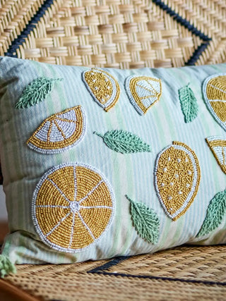 Kussen katoen geel Lemon 35x50cm van Bloomingville, toegepast in een sfeervolle interieursetting