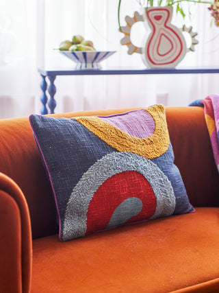 Kussen katoen multicolor Polivia 35×50 cm van Bloomingville, aan de achterzijde met stof en afwerking zichtbaar
