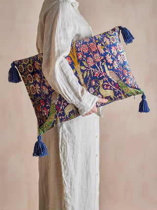 Kussen viscose blauw adya 35x50cm van Bloomingville, aan de achterzijde met stof en afwerking zichtbaar