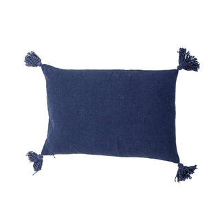 Kussen viscose blauw adya 35x50cm van Bloomingville, van opzij met vorm en afwerking zichtbaar