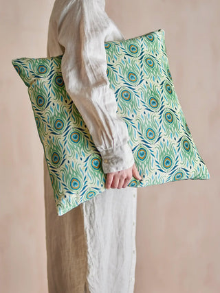 Kussen viscose groen Adia 50x50cm van Bloomingville, aan de achterzijde met stof en afwerking zichtbaar