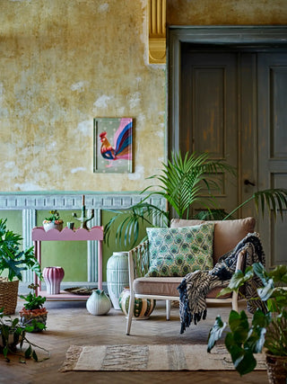 Kussen viscose groen Adia 50x50cm van Bloomingville, schuin van voren met vorm en afwerking zichtbaar