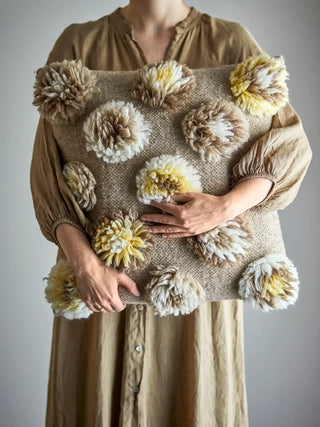 Kussen wol geel Somma 50x50cm van Bloomingville, aan de achterzijde met stof en afwerking zichtbaar