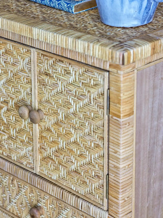 Ladekast rotan naturel Lorris 67cm van Bloomingville, toegepast in een stijlvolle woonkamer