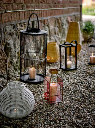 Lantaarn glas roze Drew 34cm van Bloomingville, toegepast in een sfeervolle interieursetting