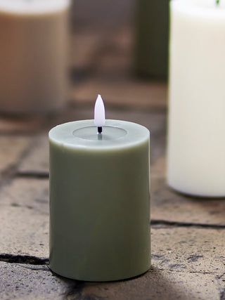 LED kaars groen Ponza Ø7,5×10 cm van Bloomingville, in een gestileerde productopstelling