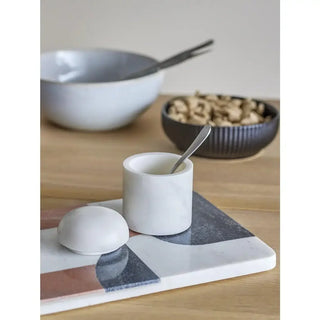 Lira pot met deksel wit marmer 9cm van Bloomingville, toegepast in een sfeervolle interieursetting