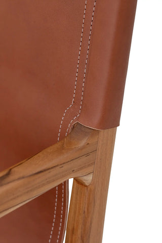 Lounge chair leer bruin Ollie, in een gestileerde detailopstelling, als aanvullende beeldvariant, vanuit een tweede beeldhoek