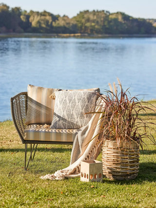 Lounge chair metaal groen Mundo van Bloomingville, toegepast in een sfeervolle interieursetting