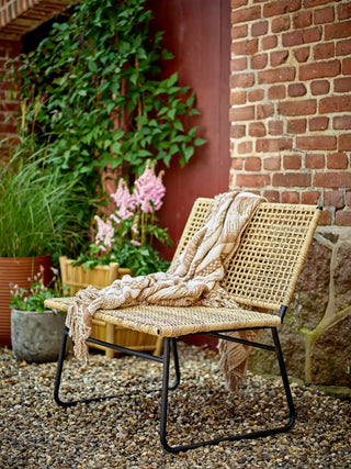 Lounge chair polyrattan nature Vallone van Bloomingville, toegepast in een sfeervolle interieursetting