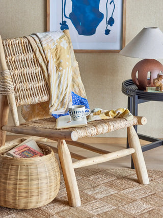 Lounge chair teak nature Ruthy van Bloomingville, toegepast in een sfeervolle interieursetting