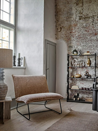 Lounge fauteuil gerecycled polyester bruin Cape van Bloomingville, toegepast in een sfeervolle interieursetting