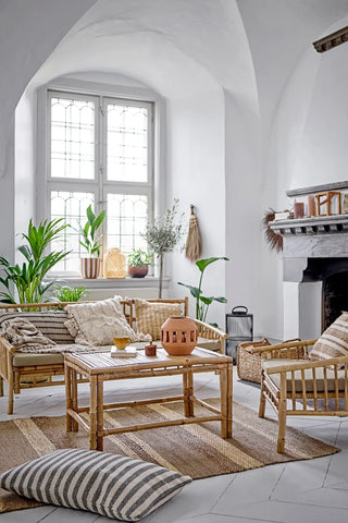 Lounge stoel bamboe nature Sole van Bloomingville, toegepast in een sfeervolle interieursetting