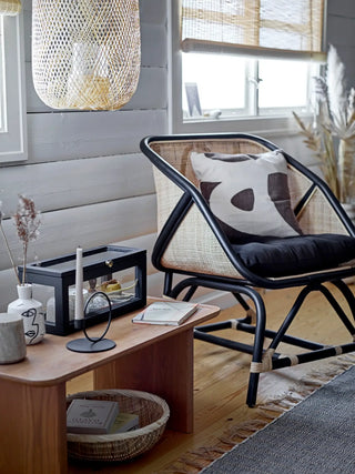 Lounge stoel rotan zwart Loue van Bloomingville, toegepast in een sfeervolle interieursetting