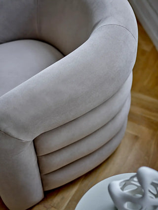 Loungefauteuil grijs Joel van Bloomingville, toegepast in een sfeervolle interieursetting
