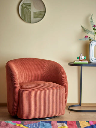 Loungefauteuil polyester oranje Pradi van Bloomingville, toegepast in een sfeervolle interieursetting