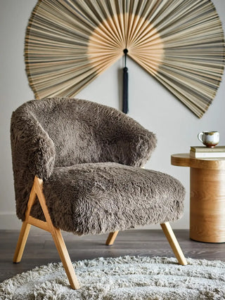 Loungestoel bruin Camino van Bloomingville, toegepast in een sfeervolle interieursetting