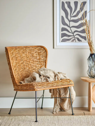 Loungestoel rotan nature Somme van Bloomingville, toegepast in een sfeervolle interieursetting