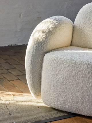 Loungestoel wit teddy bouclé Zanno van Bloomingville, aan de achterzijde met constructie zichtbaar