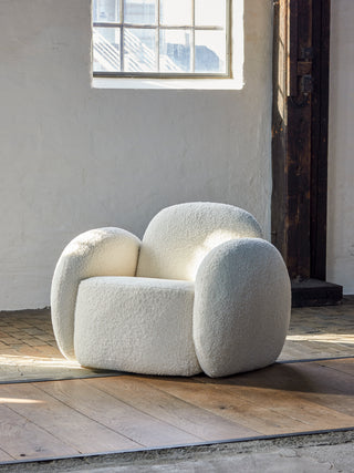 Loungestoel wit teddy bouclé Zanno van Bloomingville, toegepast in een sfeervolle interieursetting